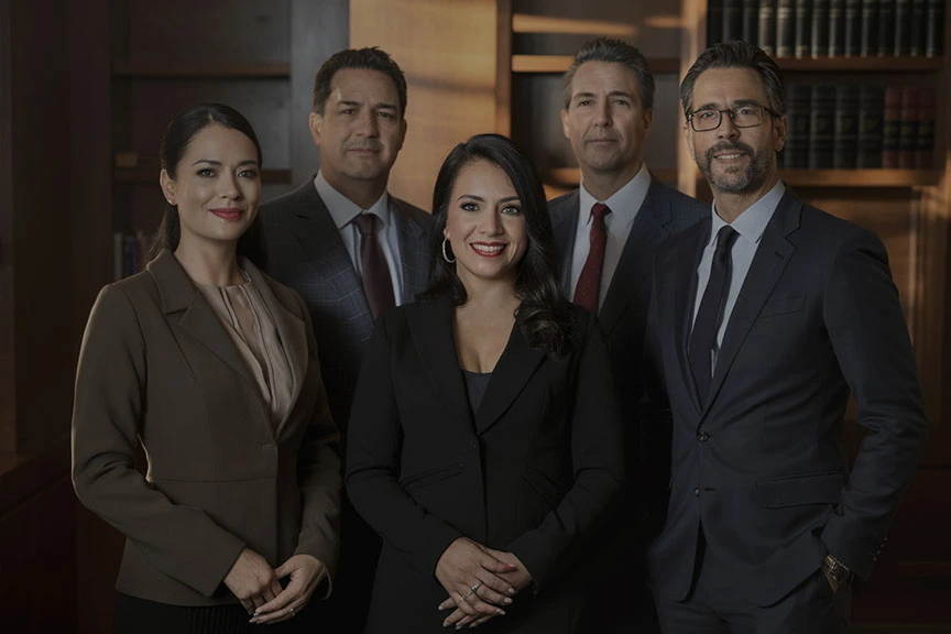 abogados en derecho laboral brindando asesoría en conflictos laborales